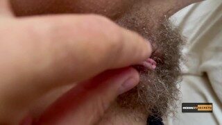 Il migliore amico del mio fidanzato riempie di sborra la mia figa pelosa.Dialoghi Italiano, Creampie