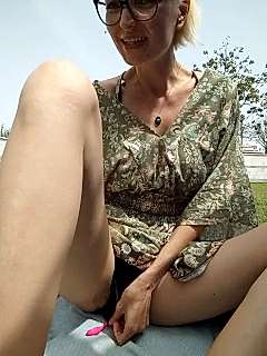 MiaWantsMore nude on cam for live porn chat