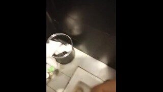 酒吧被个女拉去厕所直接干，她还带了跳蛋，