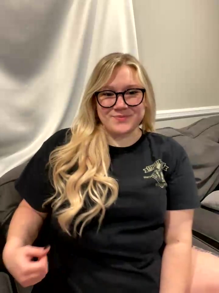 PiggyRose nude on cam for live porn chat