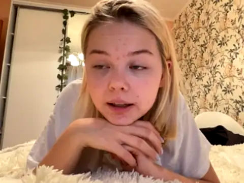 frogggy1313 nude on cam for live porn chat