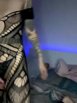 happythr33fri3nds nude on webcam for live sex chat