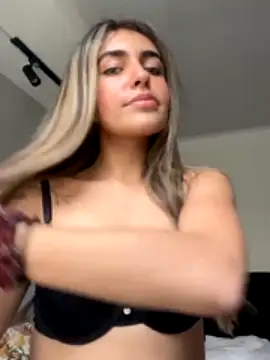 DaphneUwu nude on webcam for live sex chat