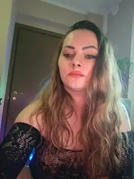 Sweet–milf nude on webcam for live sex chat
