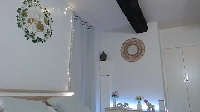 Crystal-dreamt nude on webcam for live sex chat