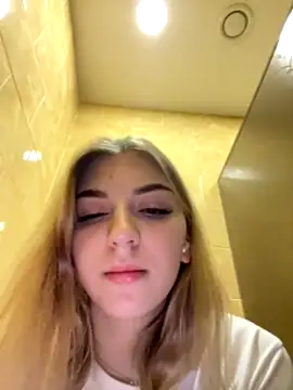 EmilieJenkins nude on webcam for live sex chat