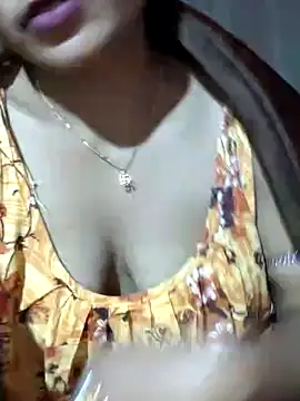 honey-bee nude on webcam for live sex chat