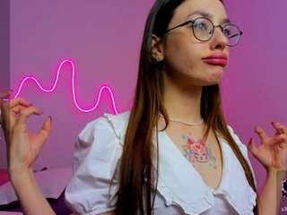 Melanie-Hill fully nude on Live Sex Chat