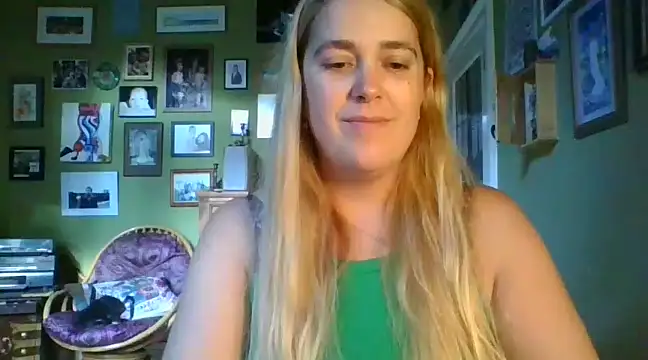 GracieMoon nude on webcam for live sex chat