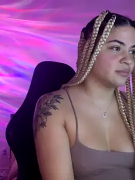 MelSaunders nude on webcam for live sex chat