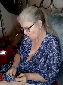 MommaVee nude on webcam for live sex chat