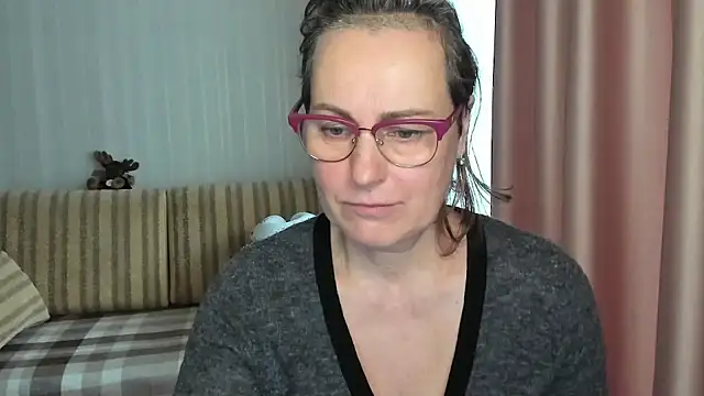 lauraoven nude on webcam for live sex chat