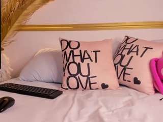 penelope-22x fully nude on Live Sex Chat
