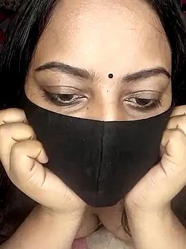 Sexy-mahe nude on webcam for live sex chat