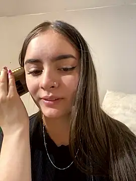 Im_lindaa nude on webcam for live sex chat