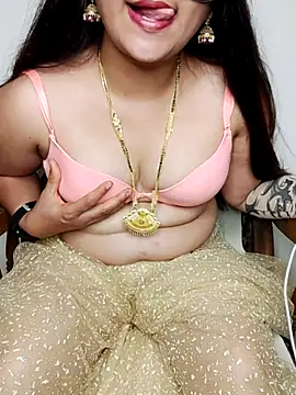 traditional_housewife nude on webcam for live sex chat