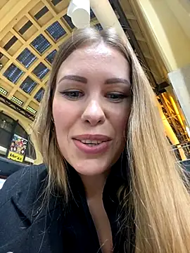 AlexisRenn nude on webcam for live sex chat