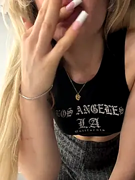 Holly-Glamour nude on webcam for live sex chat
