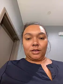 PrettyWithaWaterpark2 nude on webcam for live sex chat
