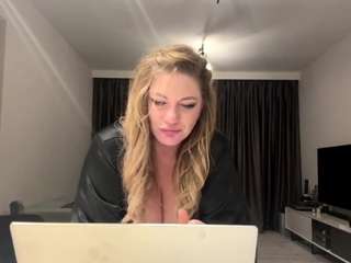 VeliaBloom69 fully nude on Live Sex Chat