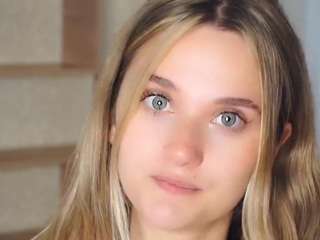Mikki fully nude on Live Sex Chat