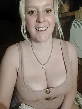 Bouncy-Bella28X nude on webcam for live sex chat