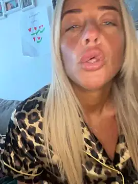 ScarlettGold_ nude on webcam for live sex chat