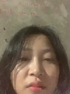 hinami-lo nude on webcam for live sex chat