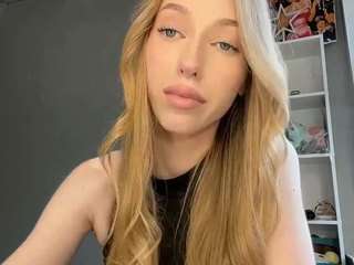 LaraeThurrell fully nude on Live Sex Chat