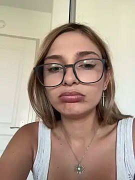 paulinee2006 nude on webcam for live sex chat