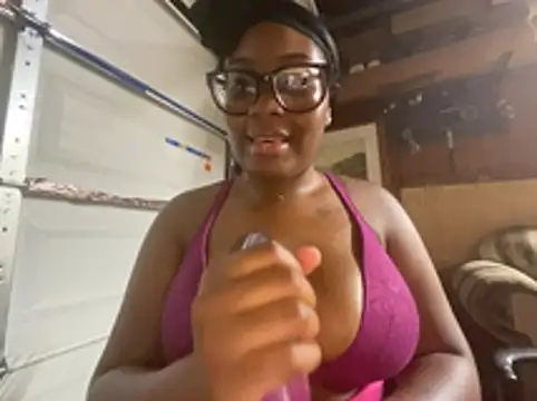 bighettobooty nude on webcam for live sex chat