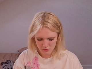 Lillly-Jhonasss fully nude on Live Sex Chat