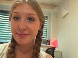 MelaineTosh fully nude on Live Sex Chat